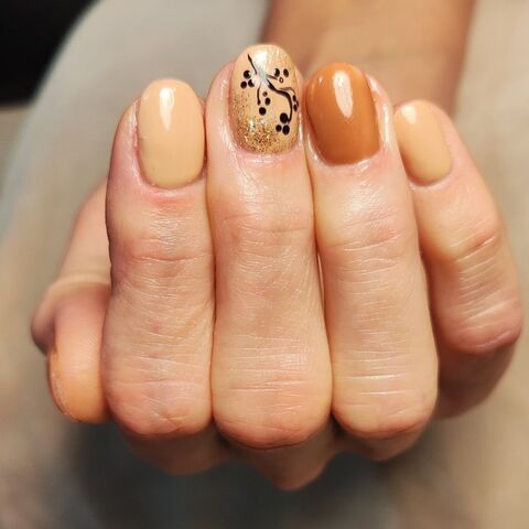 🍁 Przytulny i kobiecy styl

Jesień na paznokciach – ciepłe odcienie beżu, karmelu i złota 🤎✨
Subtelny wzór dodaje charakteru, a całość wygląda stylowo i elegancko!

Te i inne piękne stylizacje wykonasz w JustNails 💅
📞 608 250 370 – zadzwoń i umów się na wizytę!