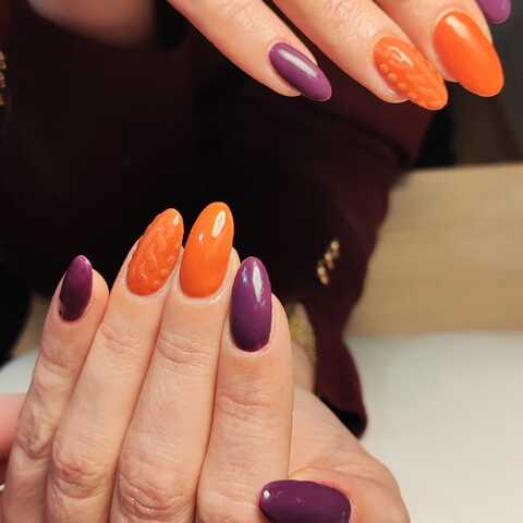 💅 Intensywny fiolet i soczysta pomarańcza to duet paznokci, który przyciąga spojrzenia i dodaje energii jesiennym stylizacją .
Miękki splot ulubionego, ciepłego swetra – to detale, które tworzą wyjątkowy „sweterkowy” efekt.

Ta stylizacja to idealny jesienny look: ciepłe barwy i faktura odzwierciedlają klimat złotej polskiej jesieni🍂🍁🍂🍁
Zapraszamy do salonu JustNails w miejscu gdzie zadbam o każdy szczegół Twojej stylizacji paznokci – poczuj się wyjątkowo tej jesieni 🍁🍂🍄