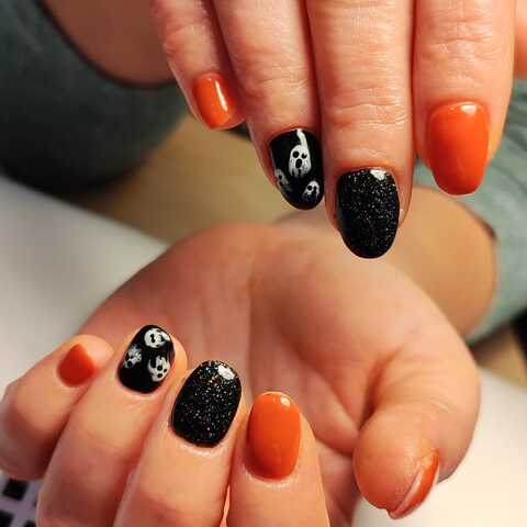 🎃👻 Halloweenowy manicure w pełnej krasie! 👻🎃

Czas na odrobinę magii na paznokciach ✨
Połączenie głębokiej czerni z połyskującym brokatem i intensywną pomarańczą tworzy idealny klimat na Halloween.
Urocze białe duszki dodają całości charakteru – trochę strasznie, ale przede wszystkim stylowo! 🖤🧡
