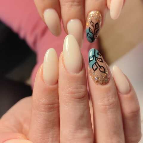💅✨ Subtelna elegancja z nutą artystycznego szaleństwa! ✨💅
Delikatny, kremowo-beżowy żel  tworzy idealną bazę dla tej stylizacji, nadając paznokciom klasy i szyku. 🌸
Całość uzupełniają akcenty na paznokciach serdecznych – złote drobinki i ręcznie malowany motyw roślinny 🌿💎.
Połączenie minimalizmu i artystycznego detalu – idealne na co dzień, ale też na wyjątkowe okazje. 💖